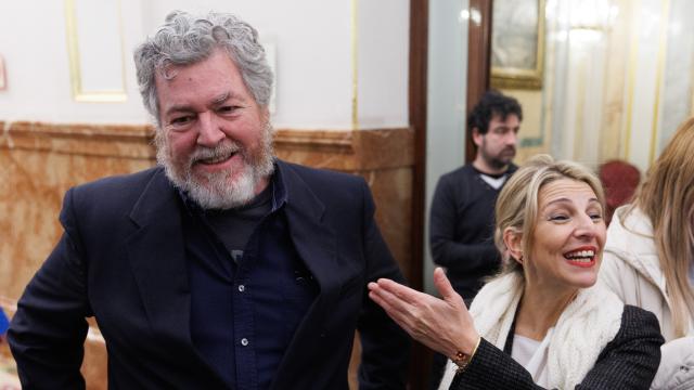 El diputado de Unidas Podemos y coordinador de Alianza Verde, Juantxo López de Uralde, junto a Yolanda Díaz.