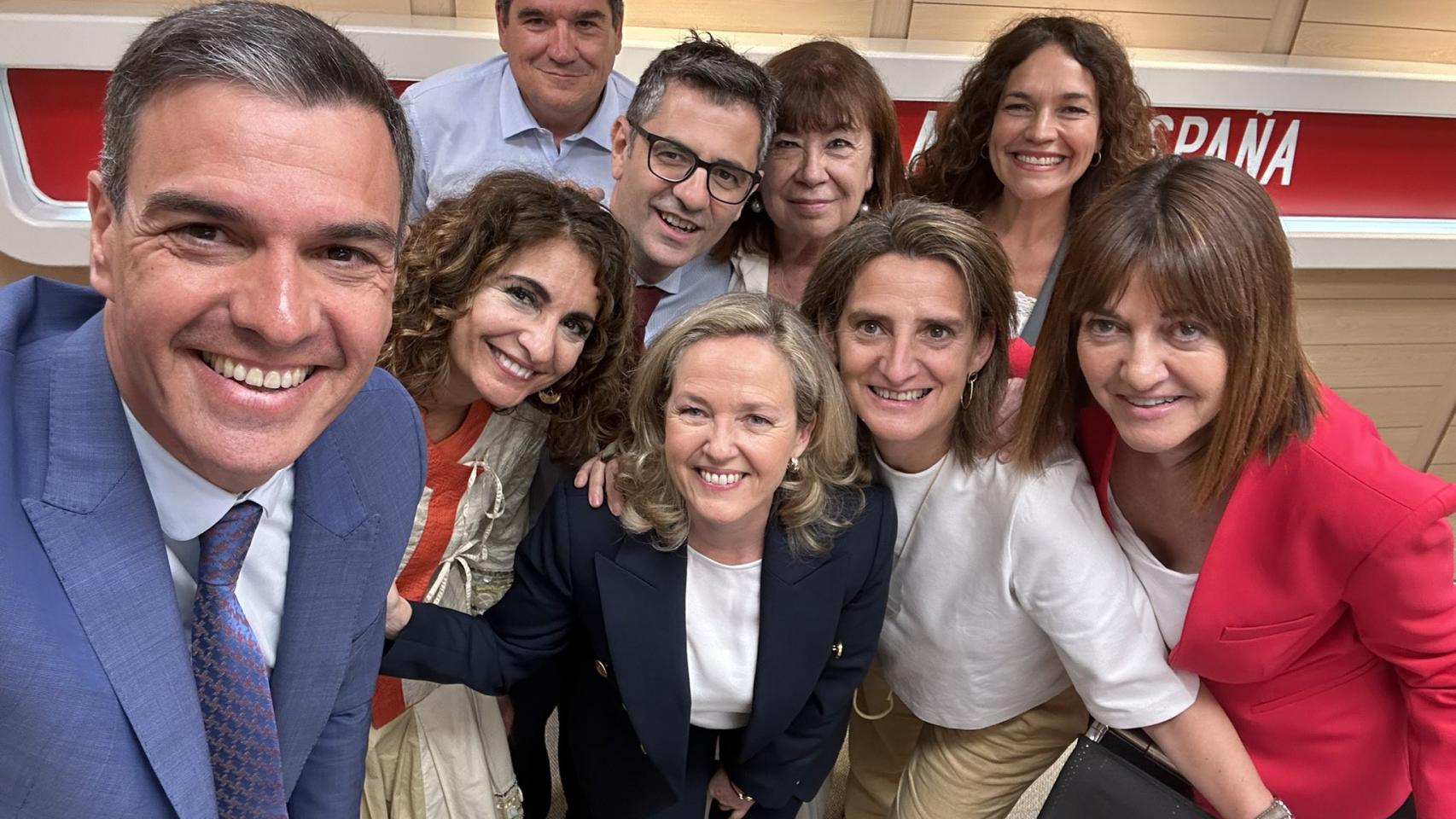 Nadia Calviño en el centro, en la imagen que ha colgado en Twitter de un 'selfie' realizado por Pedro Sánchez.