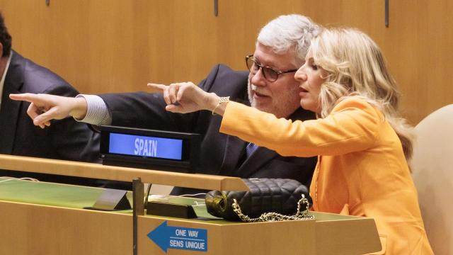 El diplomático Agustín Santos Maraver y la vicepresidenta Yolanda Díaz, en una cumbre de la ONU en Nueva York.