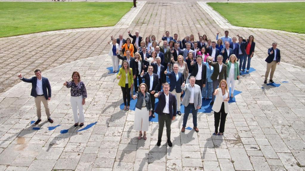 Alberto Núñez Feijóo, con los cabezas de lista del PP para las generales del 23-J, este martes en Aranjuez.