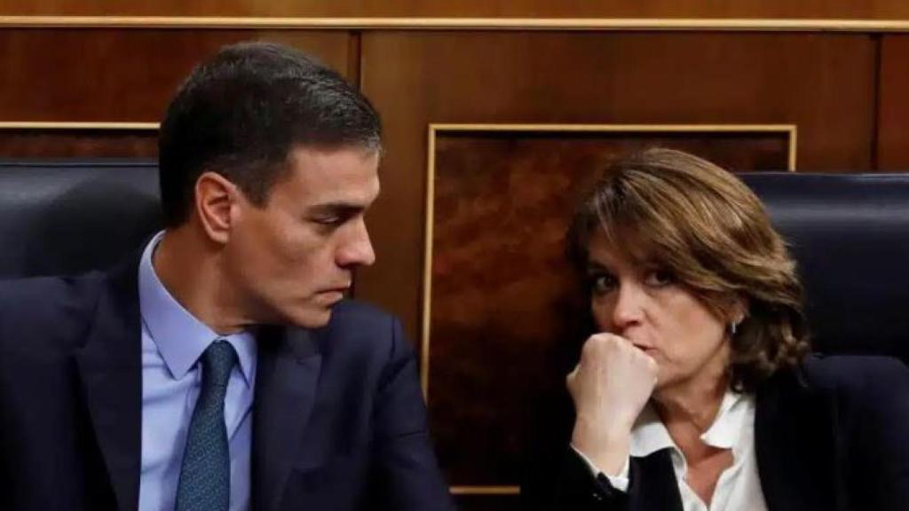 Pedro Sánchez junto a Dolores Delgado en el Congreso, cuando era ministra de Justicia./
