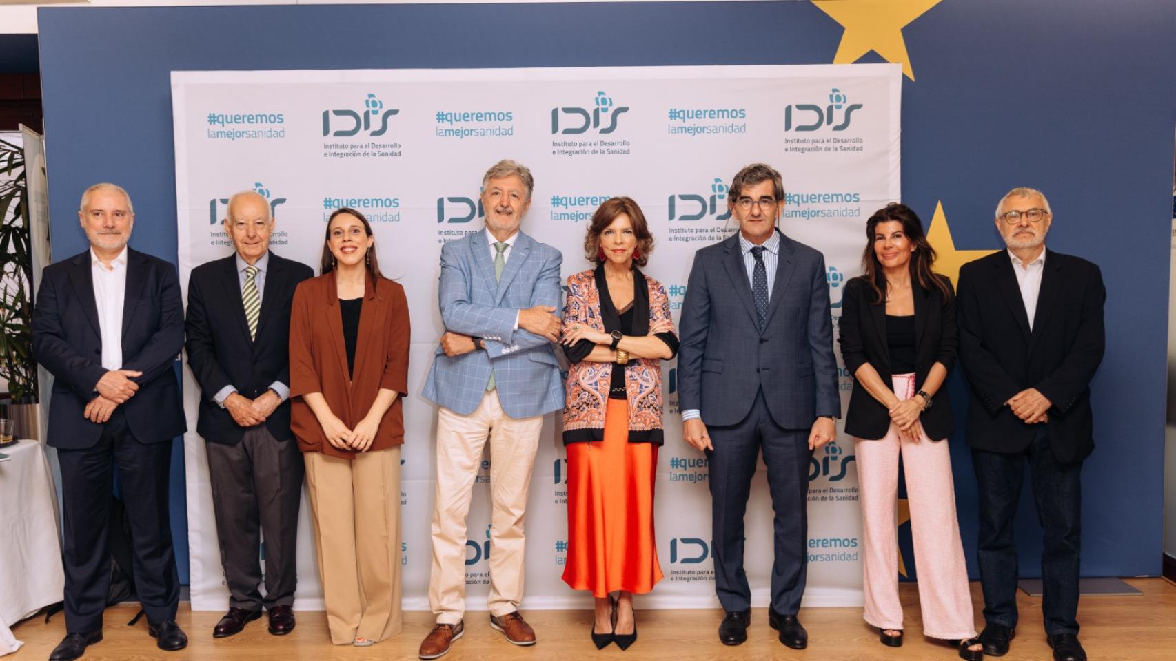 Marta Villanueva (cuarta por la derecha), Juan Abarca (a su izquierda) y Rosa Díez (segunda por la derecha), en la presentación de la encuesta.