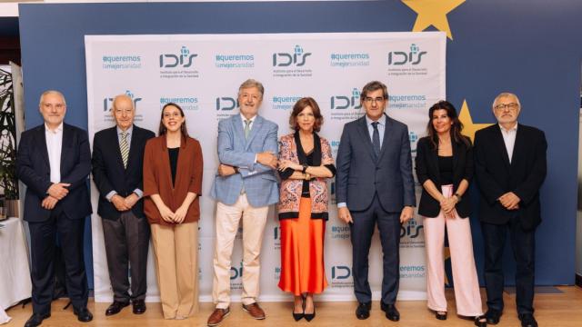 Marta Villanueva (cuarta por la derecha), Juan Abarca (a su izquierda) y Rosa Díez (segunda por la derecha), en la presentación de la encuesta.