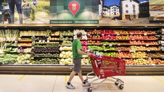Una persona compra en un supermercado