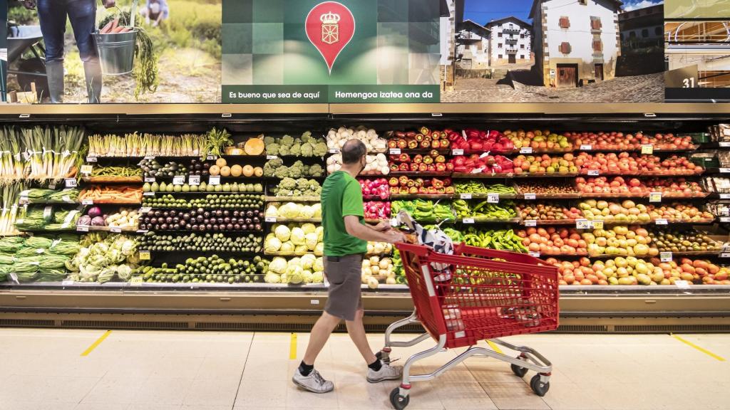 Una persona compra en un supermercado