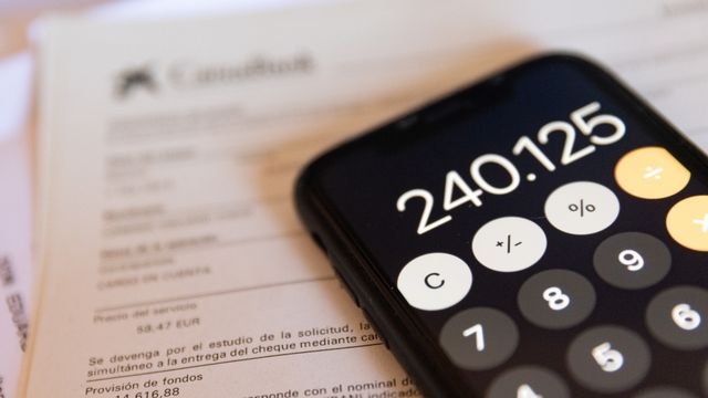 Una calculadora con cálculos para una hipoteca y una escritura.