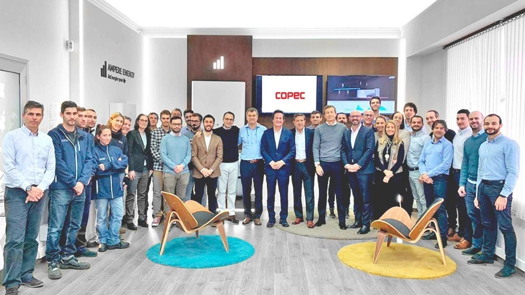 En el centro, el presidente de Ampere, Vicente López-Ibor Mayor, a su izquierda Lorenzo Gazmuri, vicepresidente ejecutivo de Copec, y a su derecha Leonardo Ljubetic, gerente corporativo de Desarrollo y Gestión de Copec.