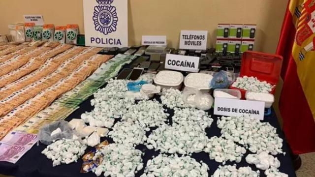 El dinero y la droga intervenidos por la Policía Nacional de la mayor red de 'telecoca'