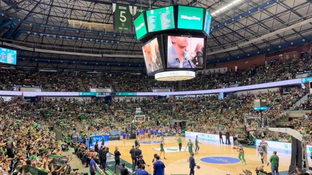 El Martín Carpena entona el himno del Unicaja de Málaga