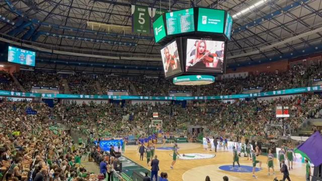 El Martín Carpena entona el Himno del Unicaja antes del partido contra el Barcelona