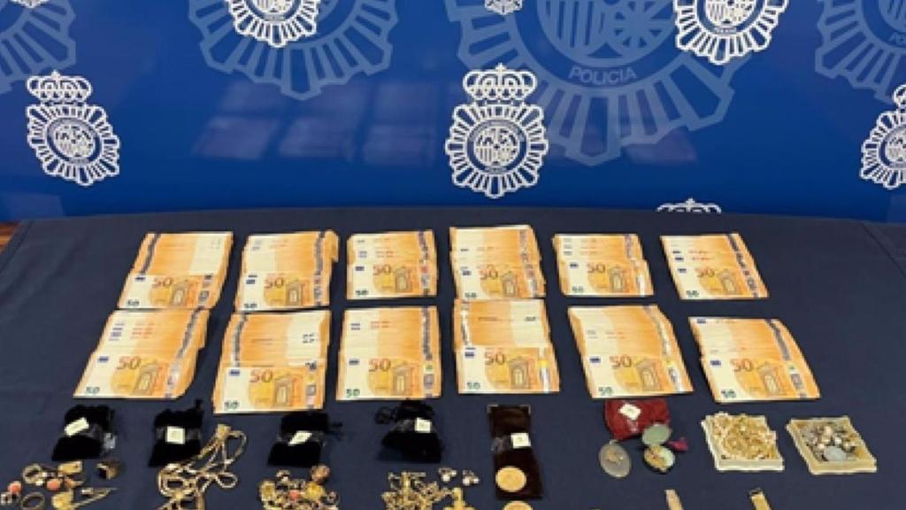 Dinero y joyas recuperadas por los agentes.