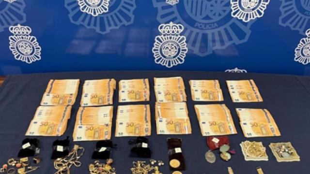 Dinero y joyas recuperadas por los agentes.