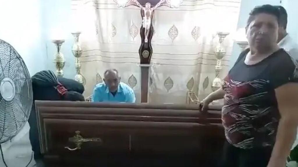 Los familiares abren el ataúd que contiene a Bella Montoya.