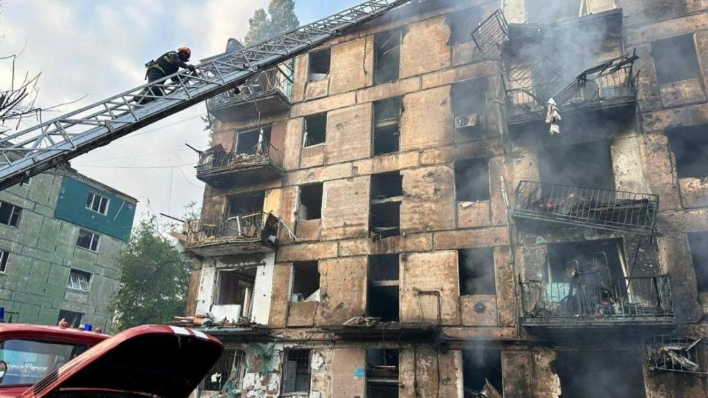 Consecuencias de un ataque militar ruso en Kryvyi Rih.
