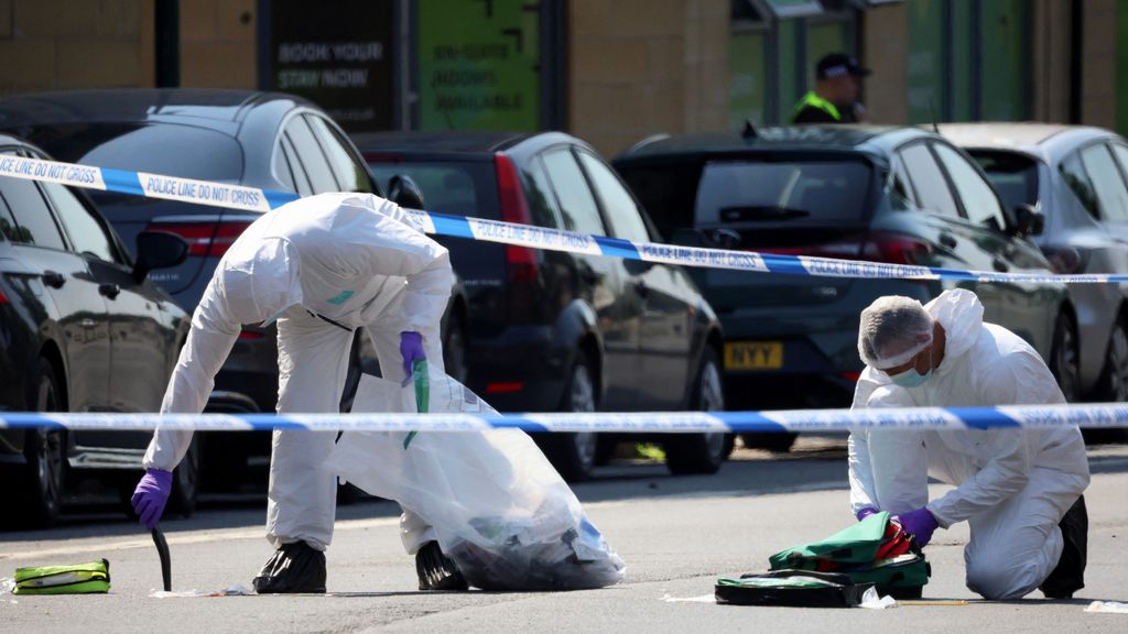 Dos agentes de policía trabajan tras un atentado mortal en Nottingham, el 13 de junio.
