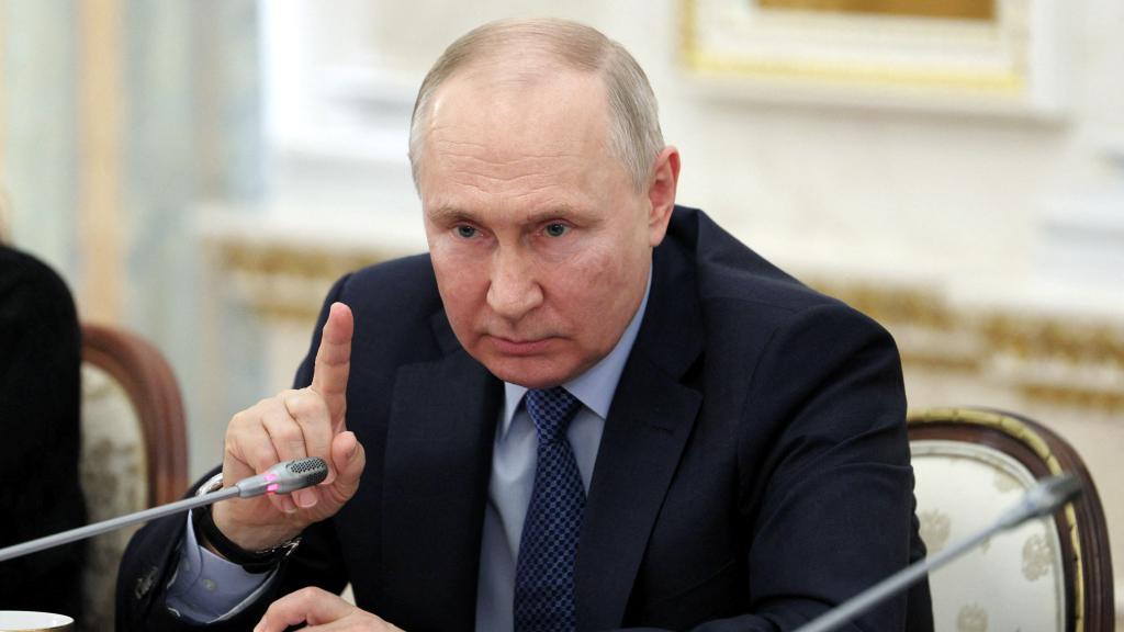 El presidente ruso, Vladimir Putin, durante su encuentro con corresponsales de guerra en el Kremlin.