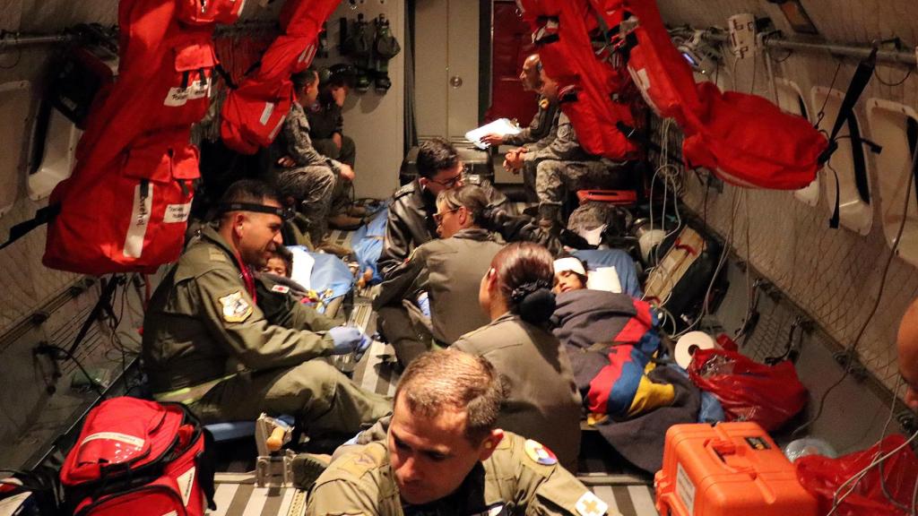 Los niños rescatados son trasladados, el 9 de junio de 2023, en avión hacía Bogotá (Colombia).