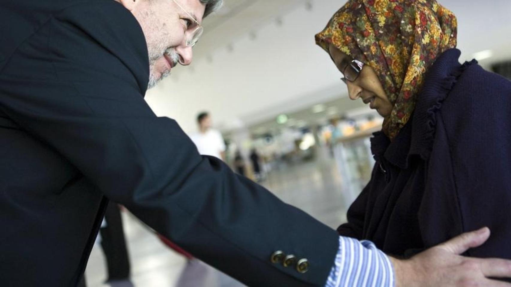 Agustín Santos junto a Aminatou Haidar durante la crisis de 2009.