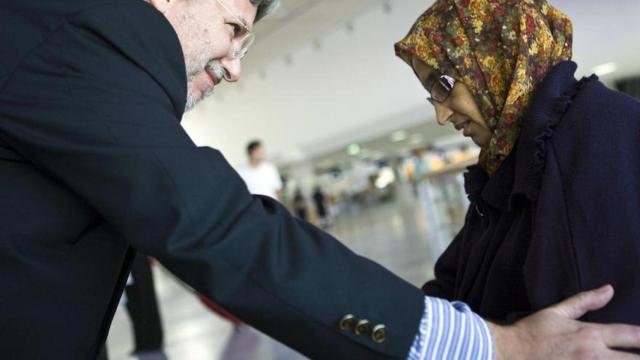 Agustín Santos junto a Aminatou Haidar durante la crisis de 2009.