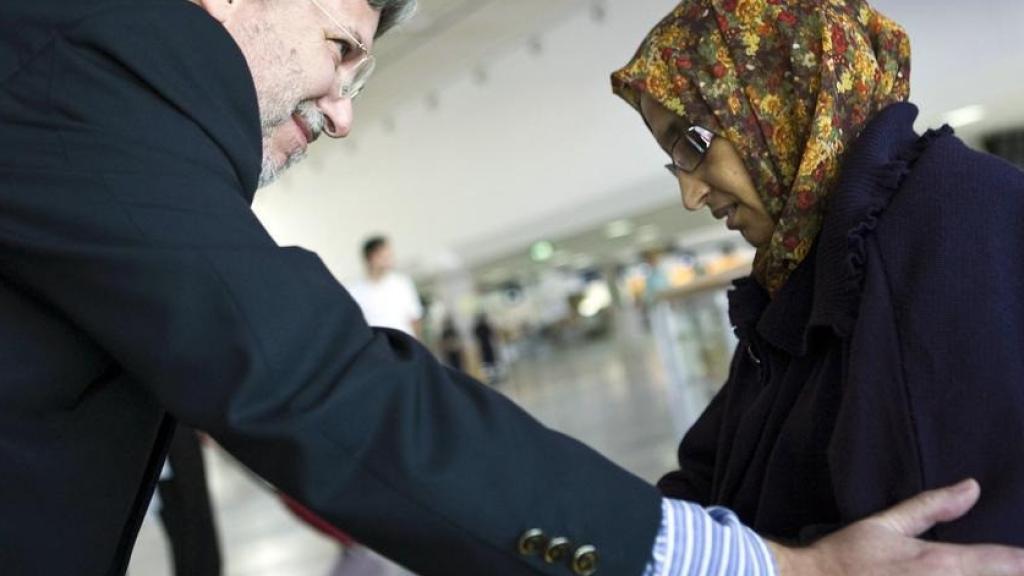 Agustín Santos junto a Aminatou Haidar durante la crisis de 2009.