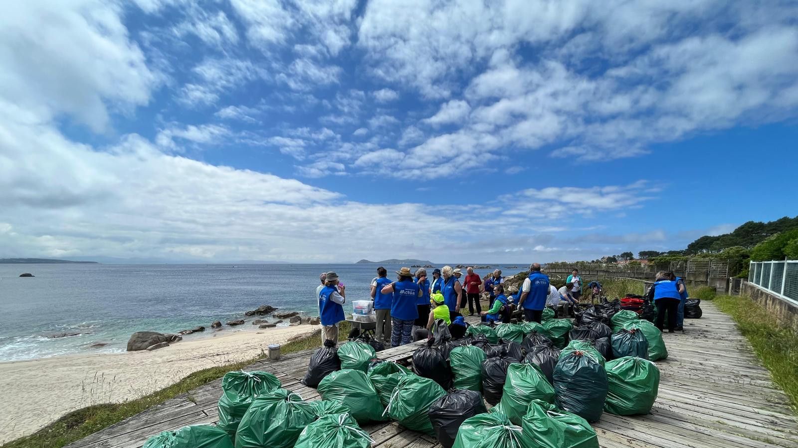 Voluntarios limpiando una playa de O Grove.
