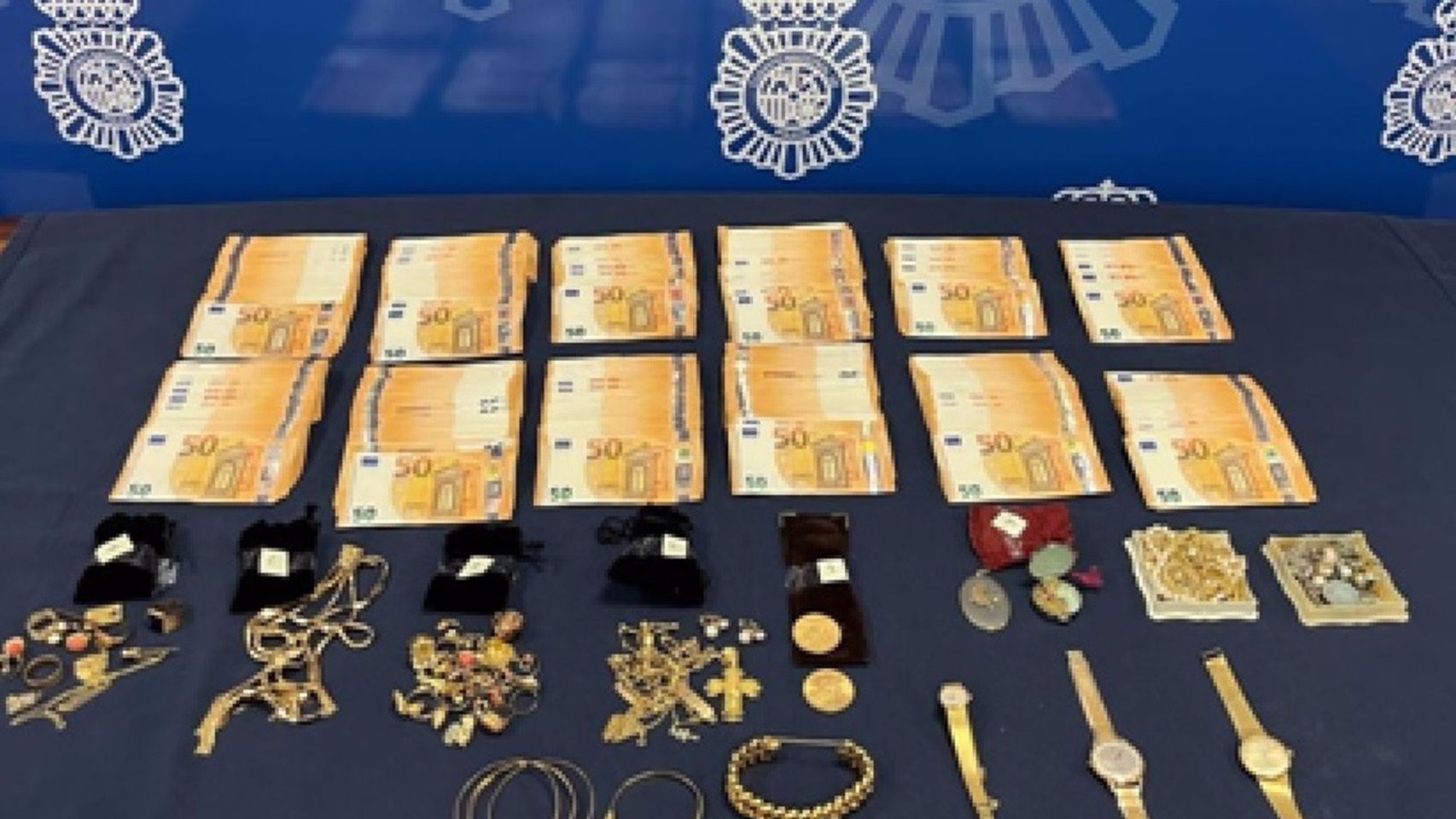 Dinero y joyas recuperadas en la operación policial.