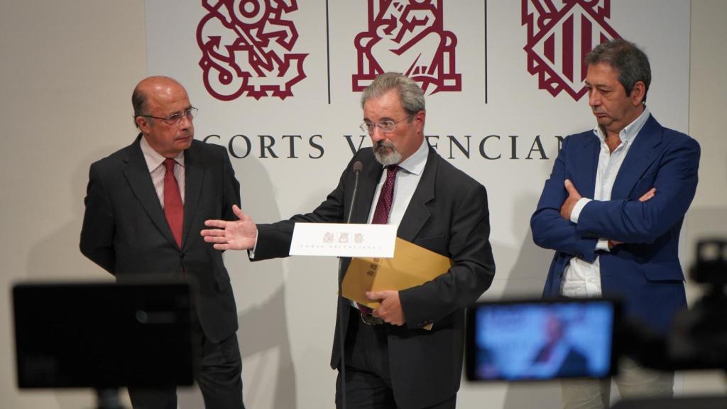 Ignacio Gil Lázaro, Carlos Flores Juberías y Vicente Barrera, en el anuncio del pacto de Gobierno. EE