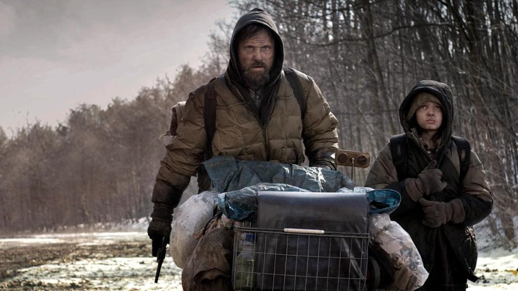 Viggo Mortensen y Kodi Smit-McPhee en 'La carretera'