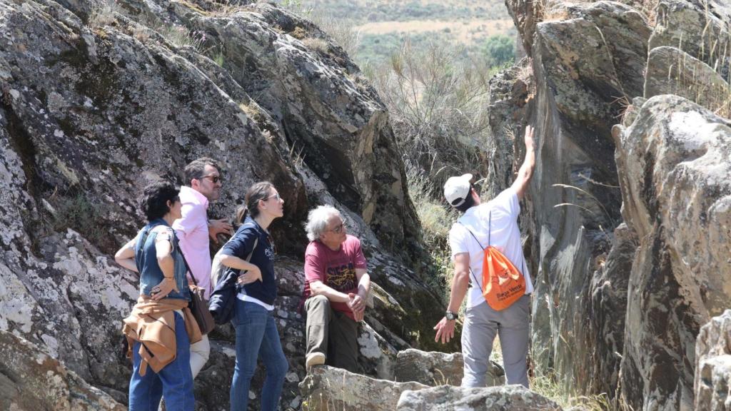 Los expertos disfrutan de una retrospectiva jornada en el Yacimiento junto con el director de la Fundación Siega Verde, Luis Ballesteros, o el coordinador de guías, Alejandro Fonseca