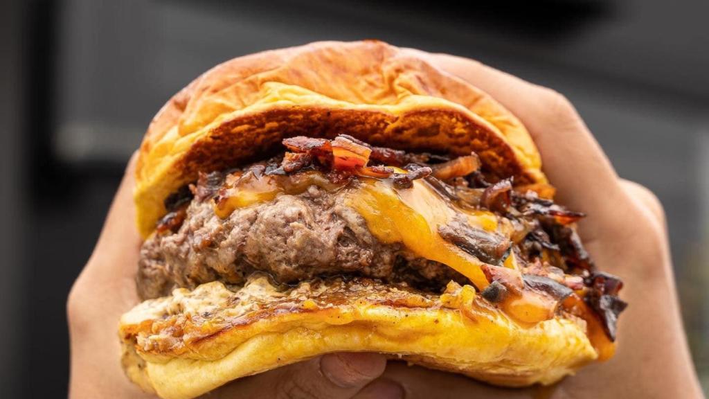 Imagen de una de las famosas hamburguesas de Dak Burguer.