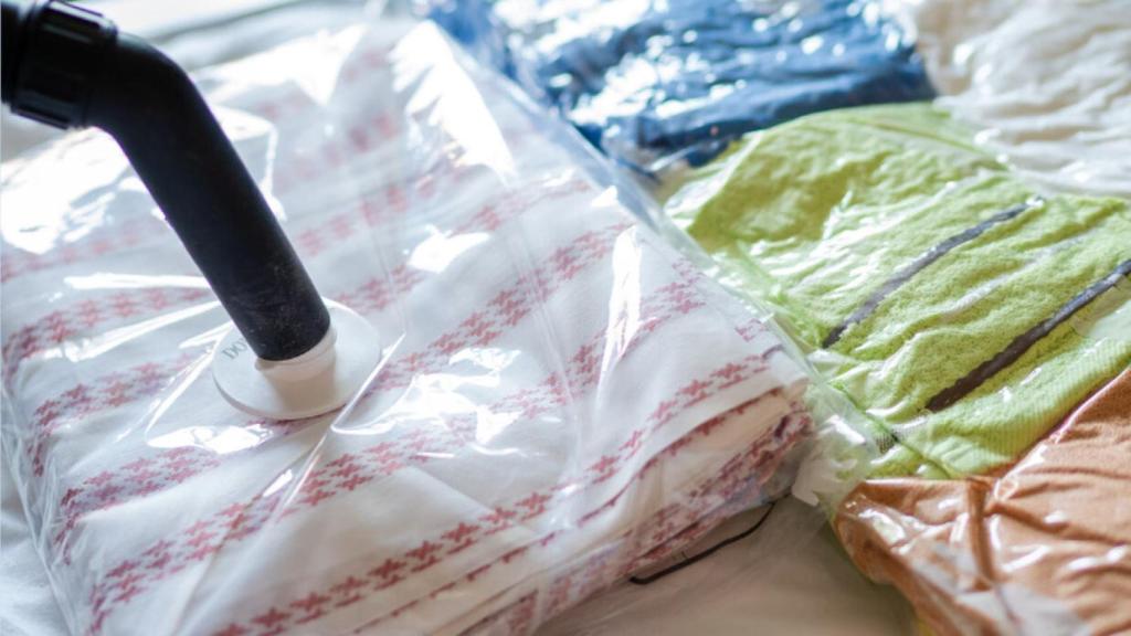 Ahorra dinero y espacio en casa con estas bolsas de vacío para ropa ¡que solo cuestan 3 euros!