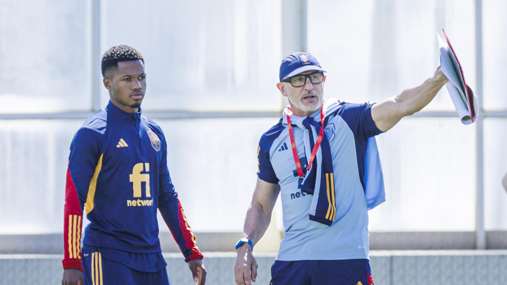Luis de la Fuente, durante un entrenamiento con España junto a Ansu Fati.