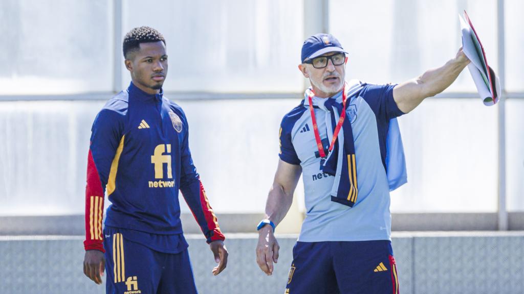 Luis de la Fuente, durante un entrenamiento con España junto a Marco Asensio y Ansu Fati.