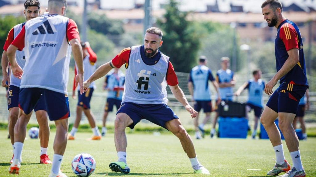 Dani Carvajal y Nacho Fernández, dos de los veteranos de la Selección, durante un entrenamiento.