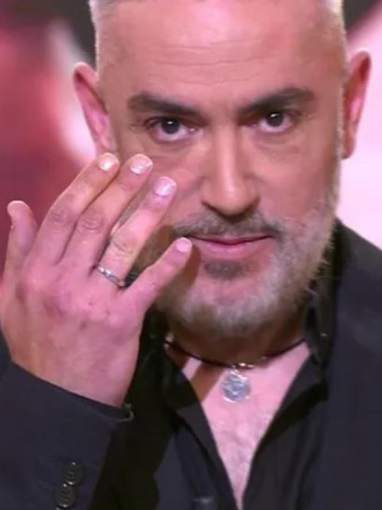 Kiko Hernández enseñando la alianza con la que anunció su boda.