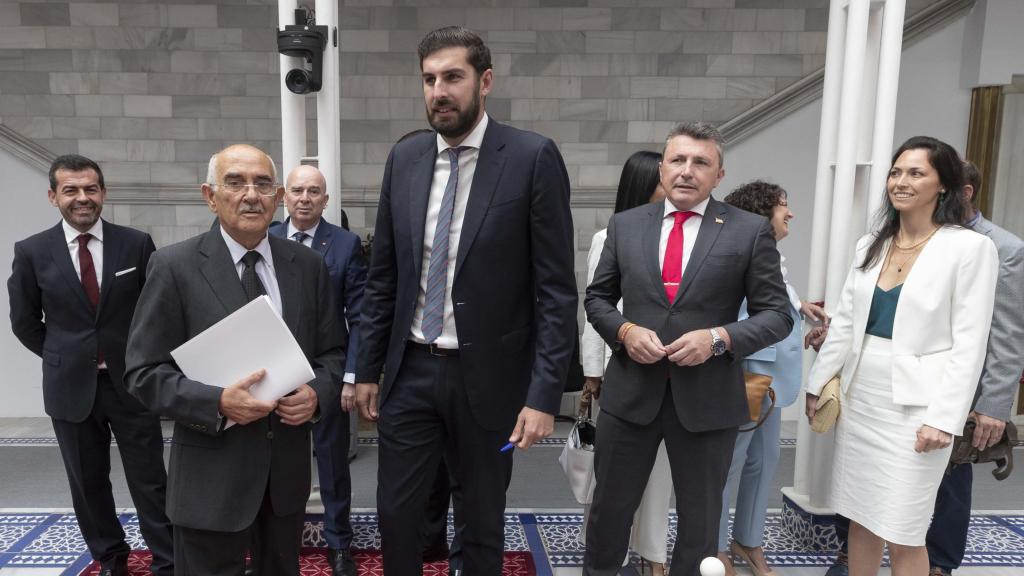 El líder autonómico de Vox, José Ángel Antelo, junto al resto de diputados de su grupo, este miércoles, en la Asamblea Regional.