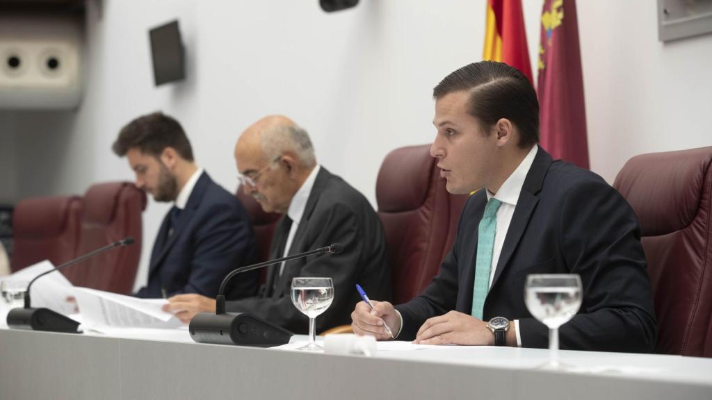 Alberto Garre (c), número 3 de Vox en las listas a la Asamblea Regional, este miércoles.