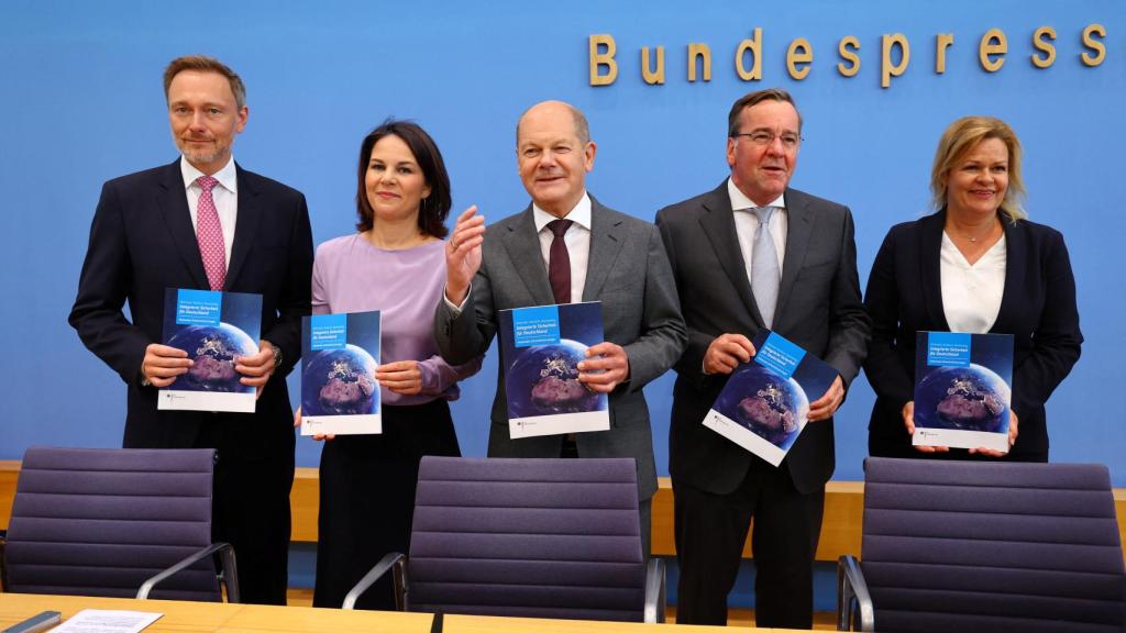 l canciller alemán, Olaf Scholz, posa para una foto con la ministra de Relaciones Exteriores, Annalena Baerbock, el ministro de Finanzas, Christian Lindner, la ministra del Interior, Nancy Faeser, y el ministro de Defensa, Boris Pistorius.