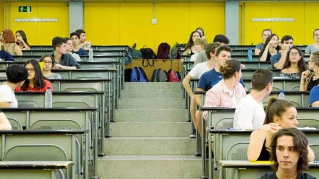 Varios alumnos realizando un examen de Selectividad.
