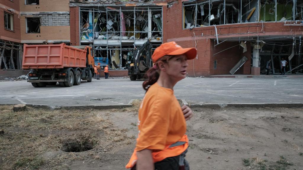 Bomberos, policía, personal sanitario y Protección Civil acudieron al lugar de los bombardeos minutos después.