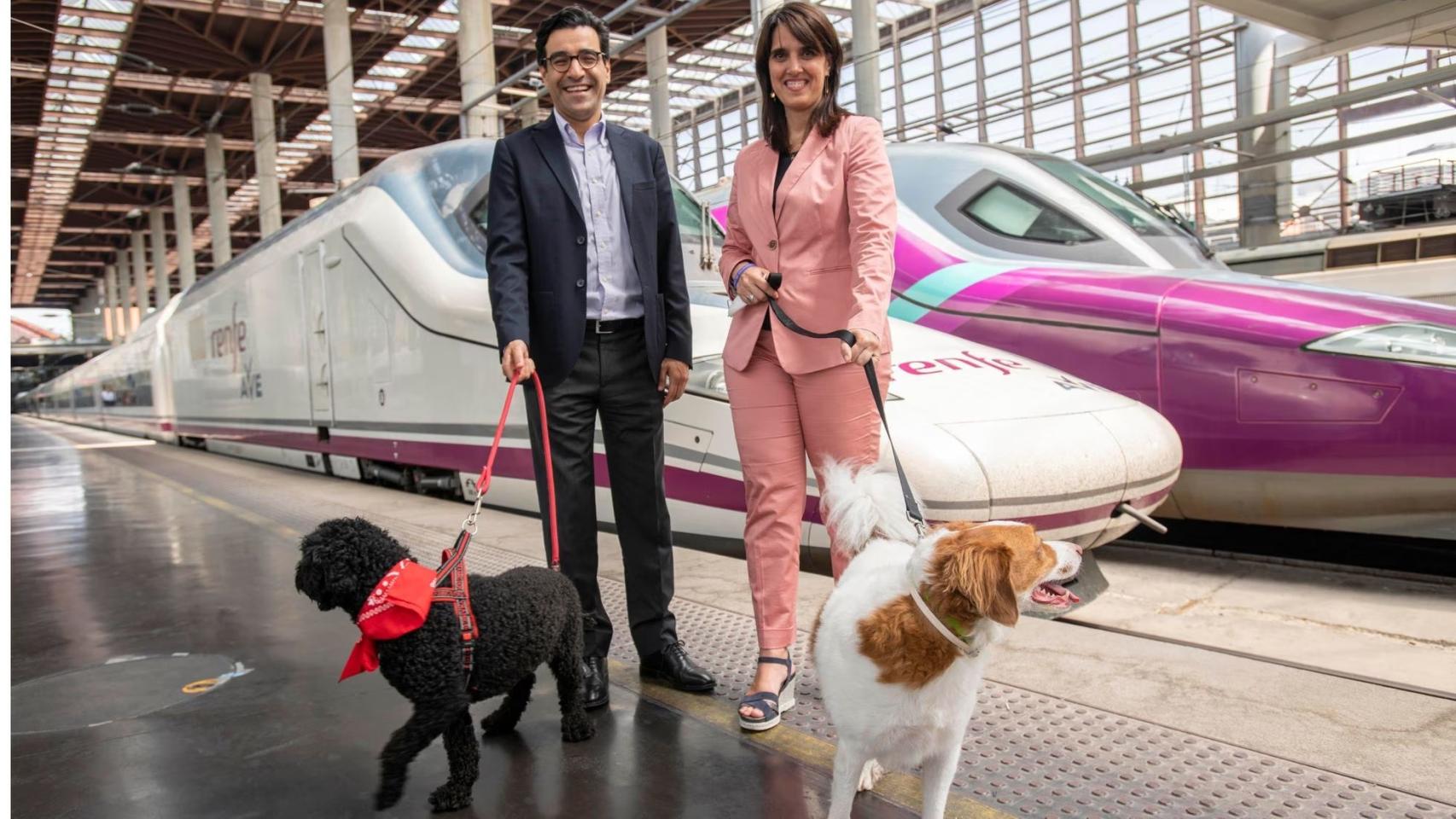 El director general de Purina, Mark El Khoury, y la directora general de Renfe Viajeros, Sonia Araujo López.