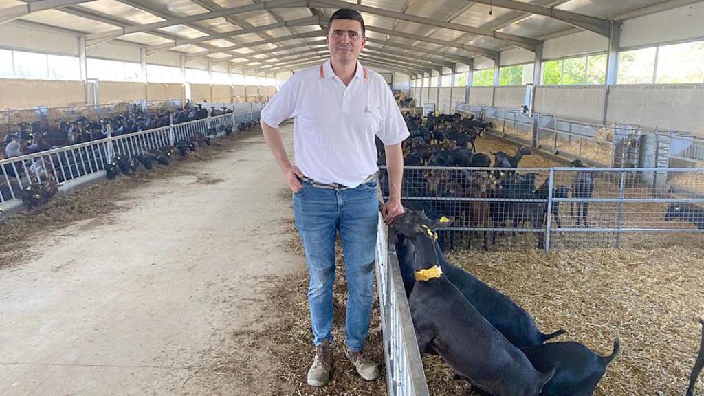 Gonzalo en su explotación caprina de Aguilar de Campos