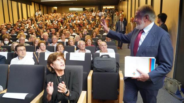 Jaime Mayor Oreja saluda a los asistentes al acto de presentación de Neos en Valladolid, en presencia de María San Gil