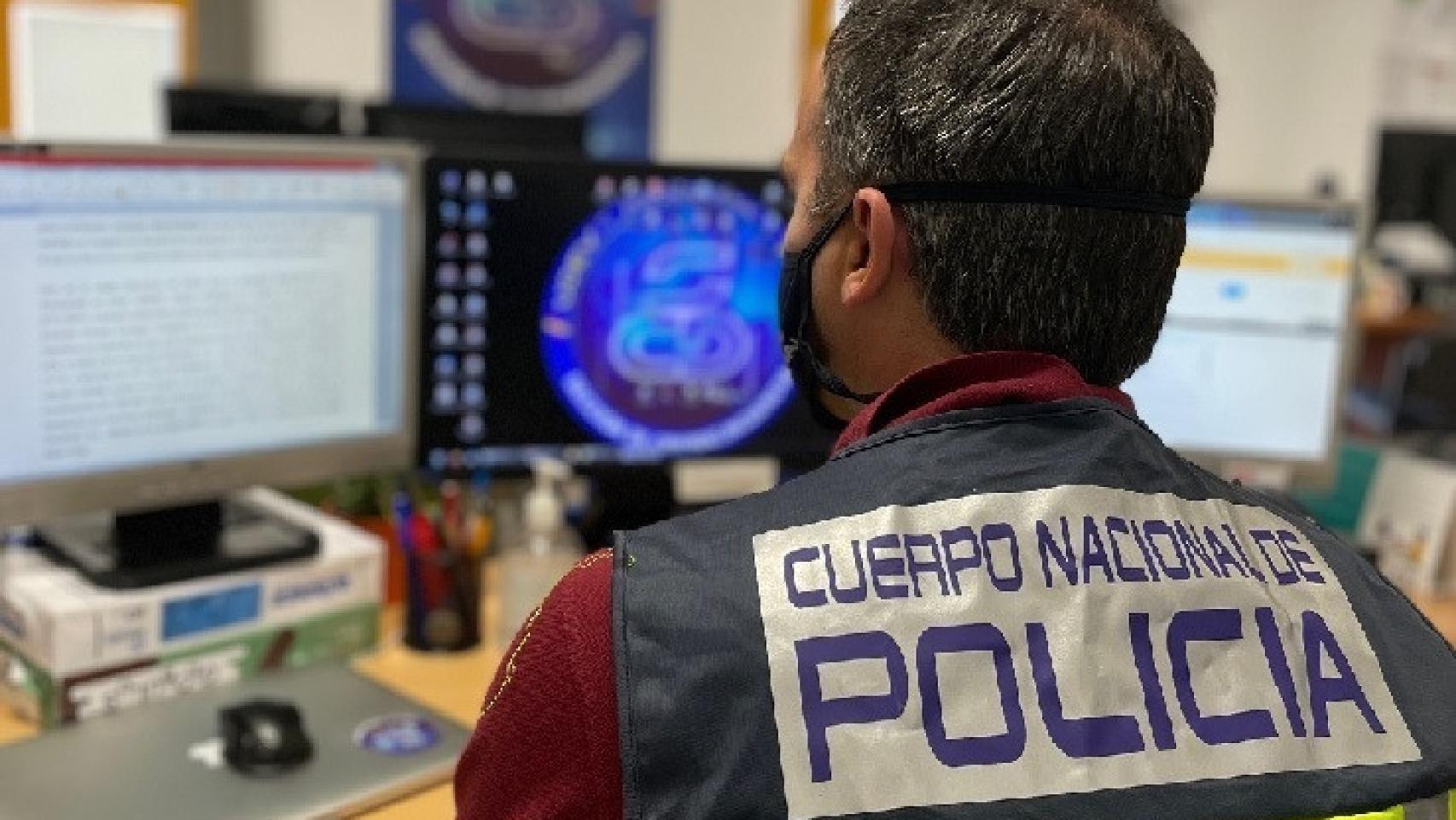 Policía Nacional delante de un ordenador