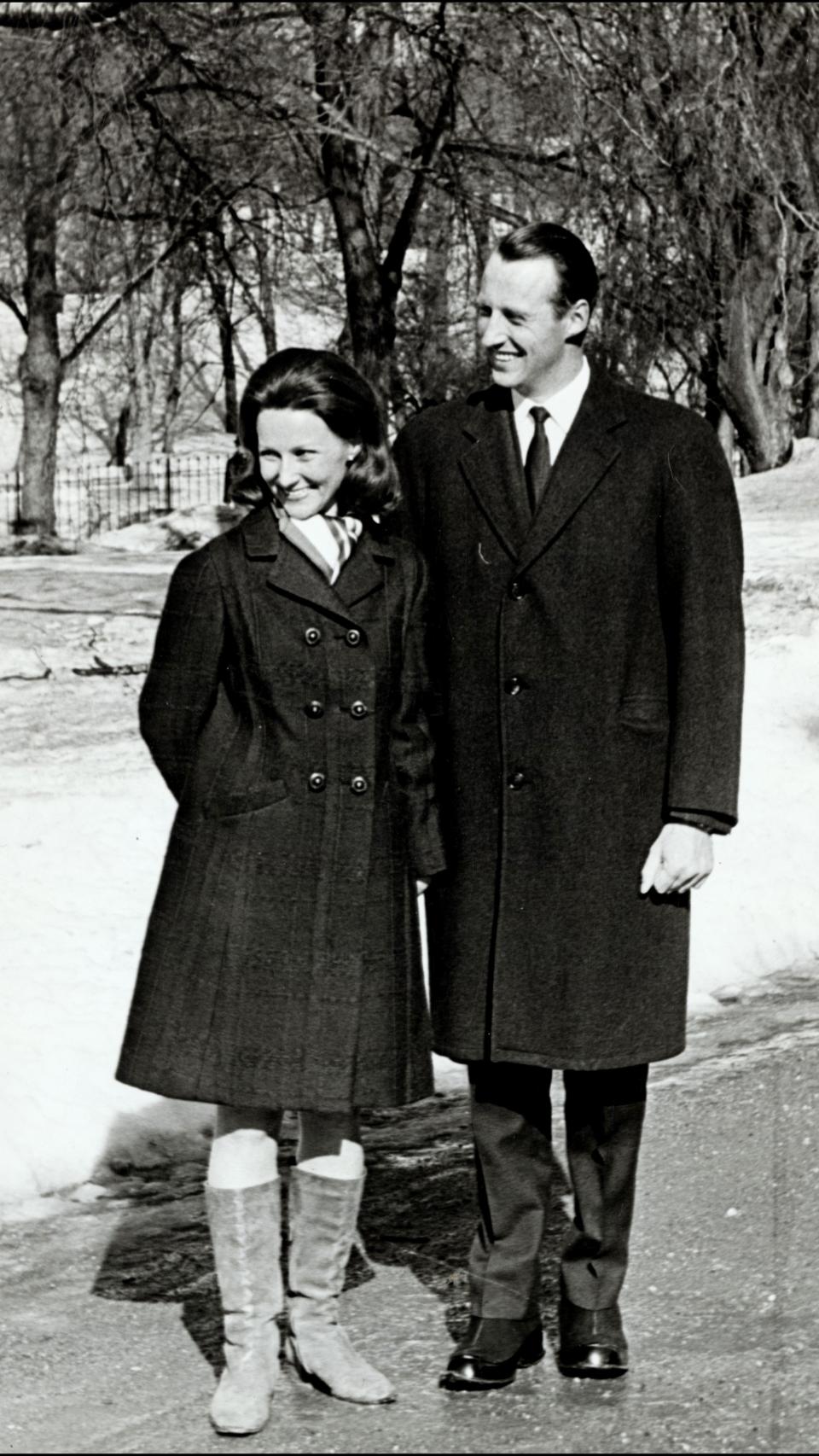 Harald V y Sonia de Noruega, el día que anunciaron su compromiso.