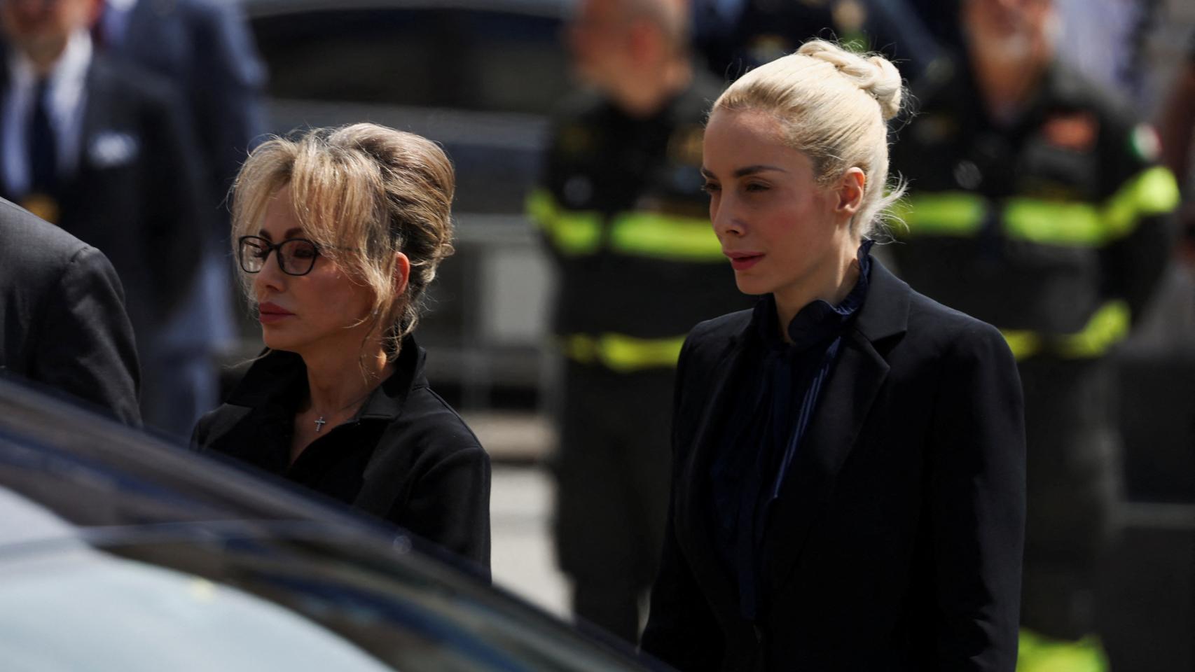 Marta Fascina junto a Marina Berlusconi, hija del ex primer ministro italiano.