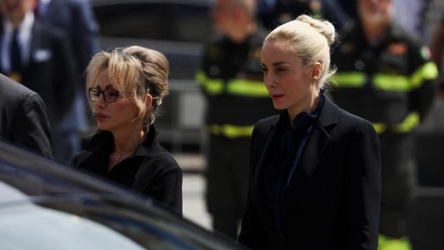 Marta Fascina junto a Marina Berlusconi, hija del ex primer ministro italiano.