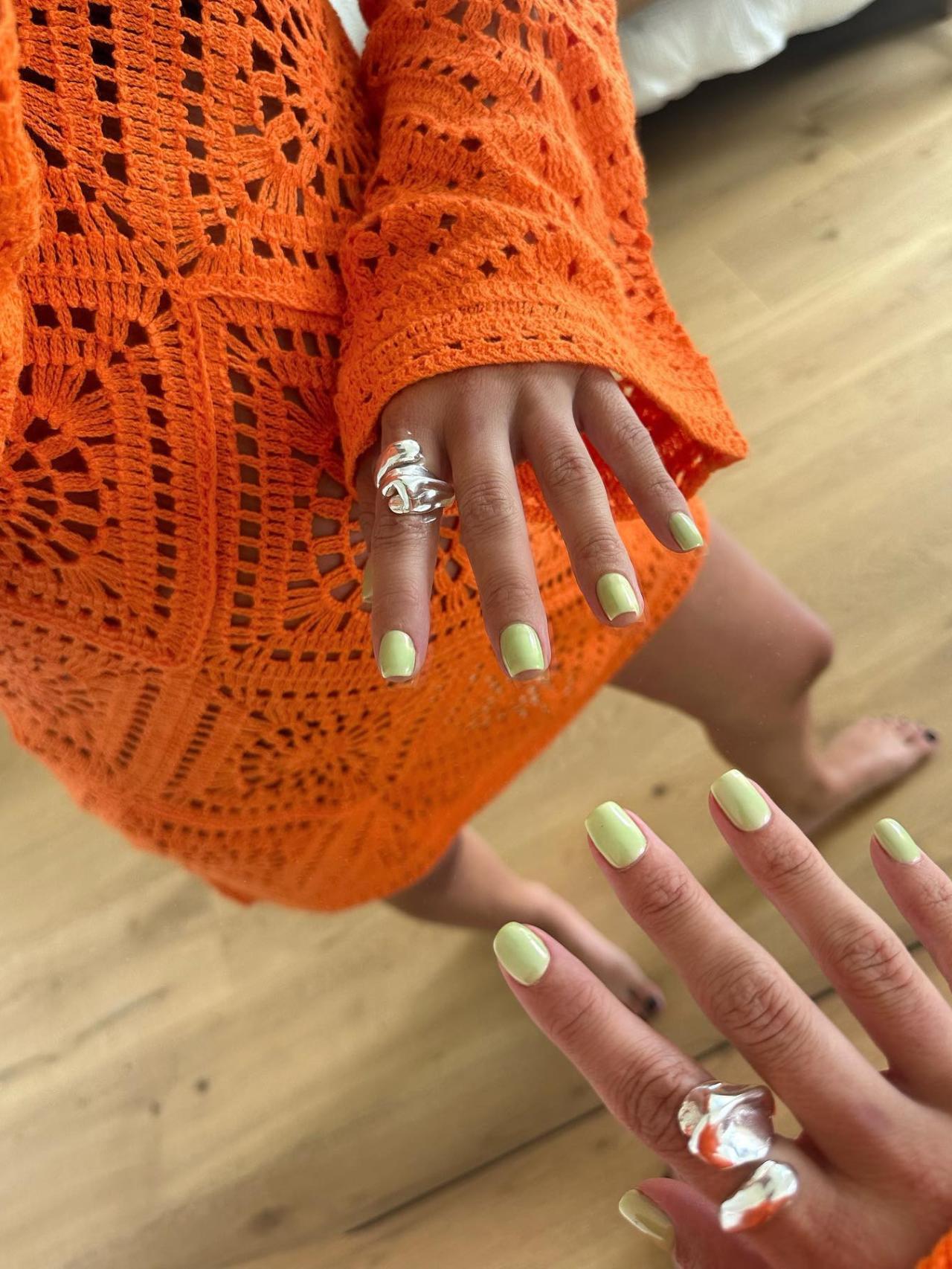 María Pombo con un esmalte de uñas de Neonail.