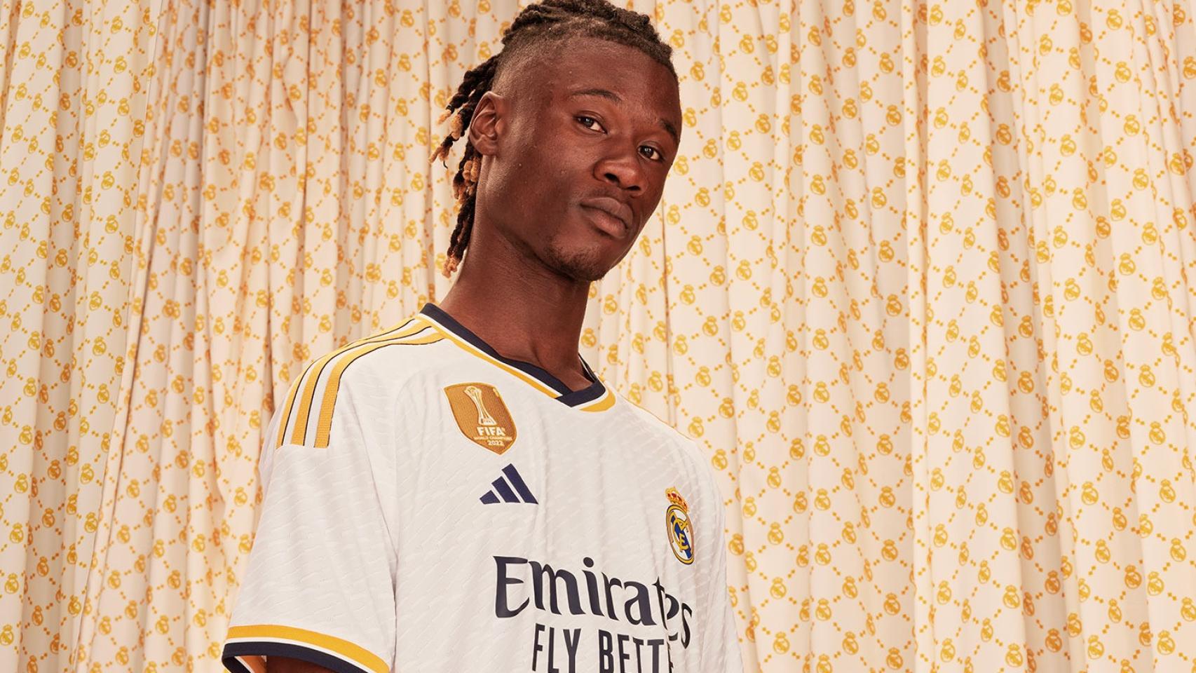 Eduardo Camavinga posando con la nueva camiseta del Real Madrid.