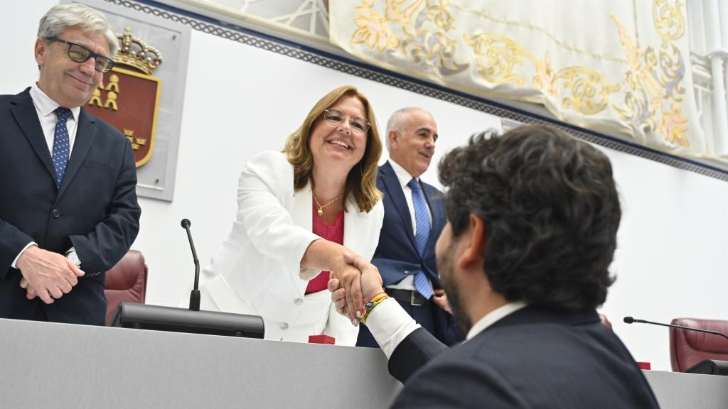La nueva presidenta de la Asamblea Regional, Visitación Martínez, del PP, estrecha la mano del presidente de la Comunidad en funciones, Fernando López Miras.